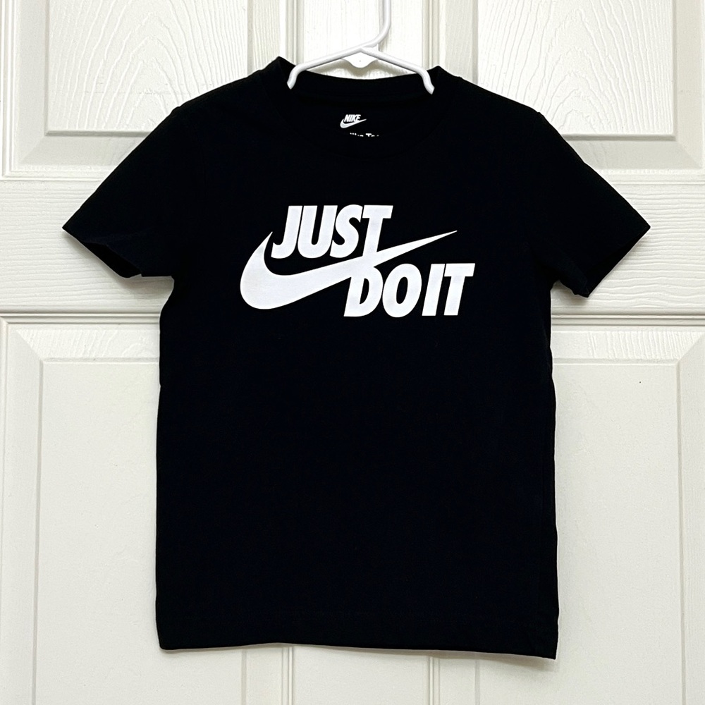 Boys Nike Black Graphic T-Shirt Size S 5 4-5 Years